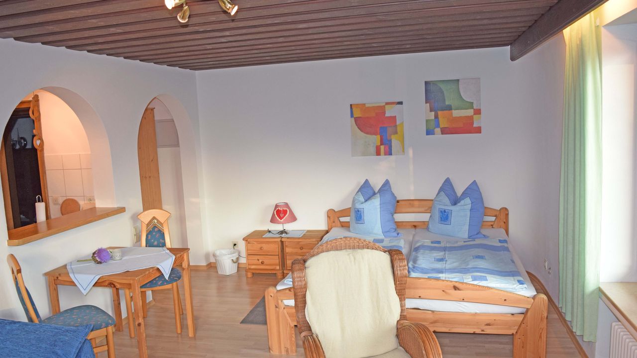 Ferienappartement "Almblick": Essplatz und Doppelbett Ferienappartement "Almblick": Essplatz und Doppelbett